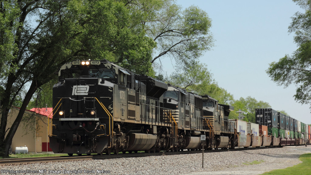 NS 1073 SD70ACe (Penn Central Heritage)